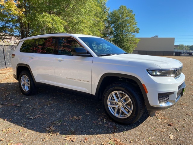 2025 Jeep Grand Cherokee Laredo photo 3