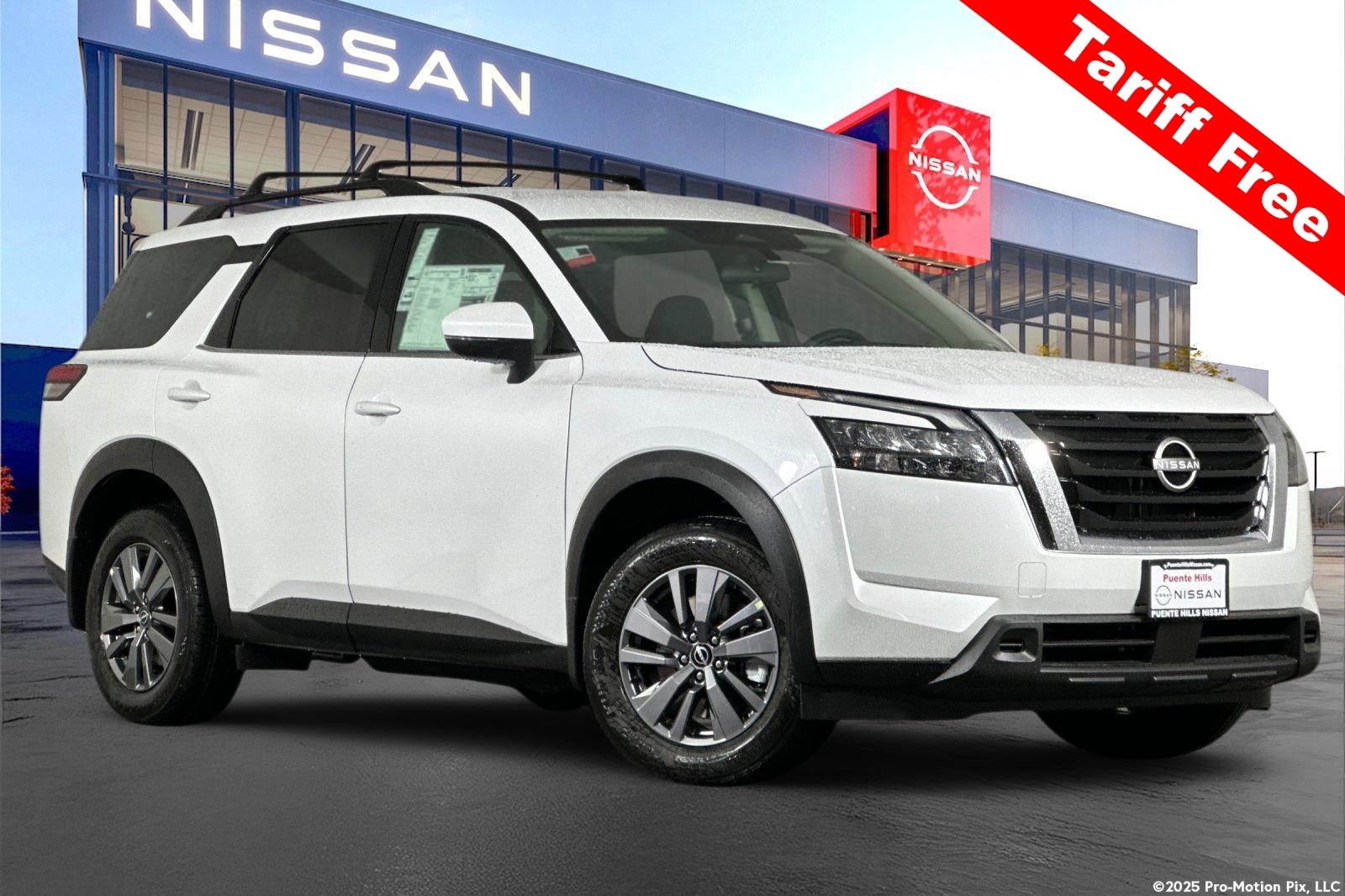 2025 Nissan Pathfinder SV's photo