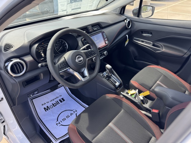 2025 Nissan Versa 1.6 SR photo 2