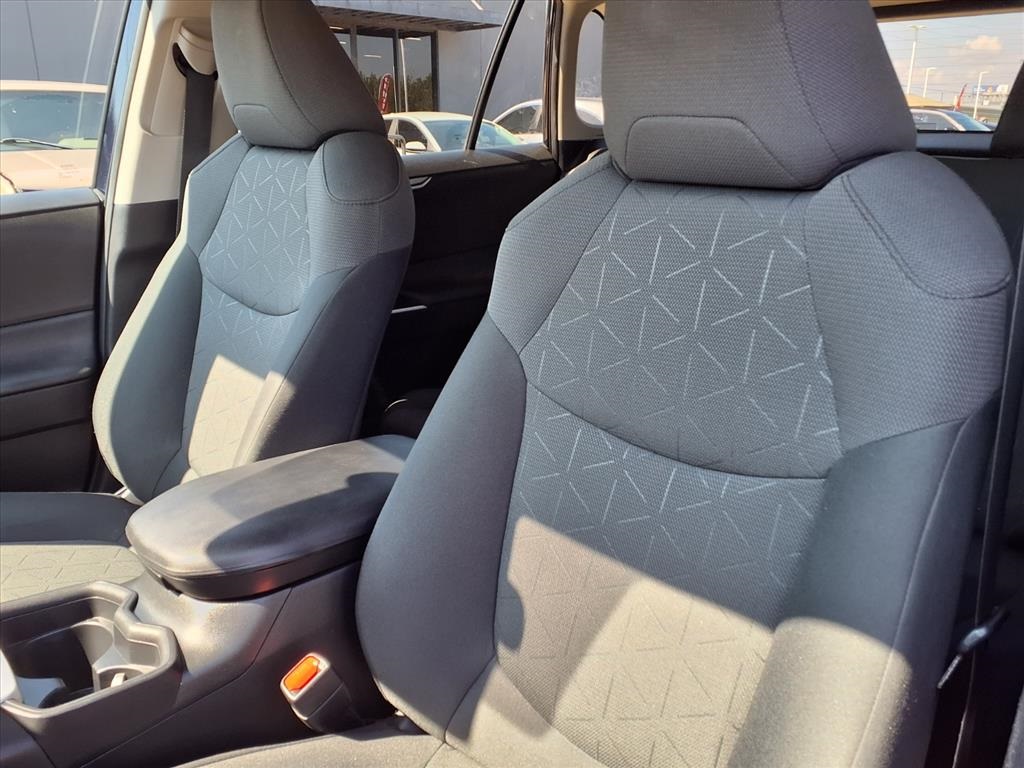 2021 Toyota RAV4 XLE - 6