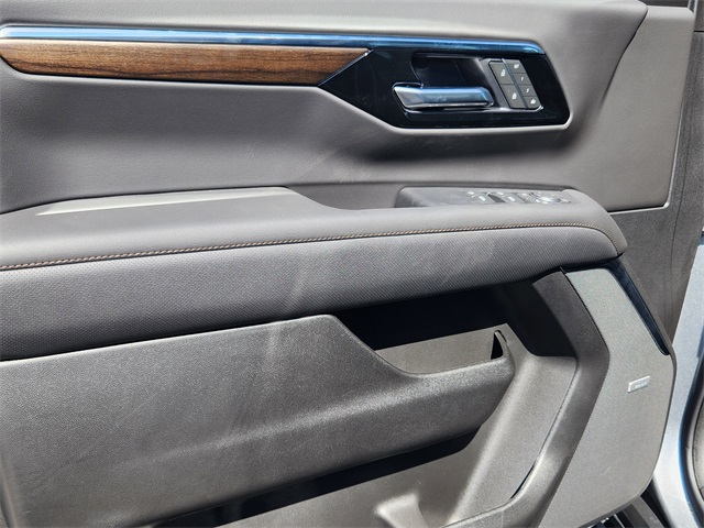 2025 Chevrolet Suburban High Country photo 11