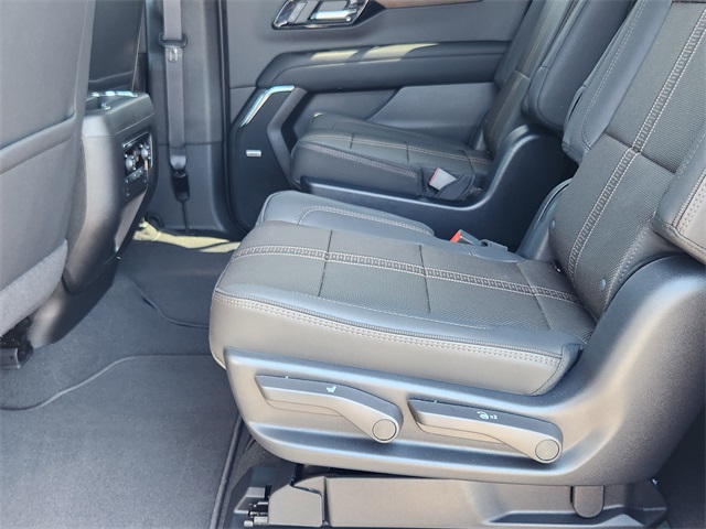2025 Chevrolet Suburban High Country photo 13