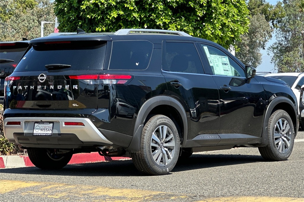 2025 Nissan Pathfinder SL photo 2