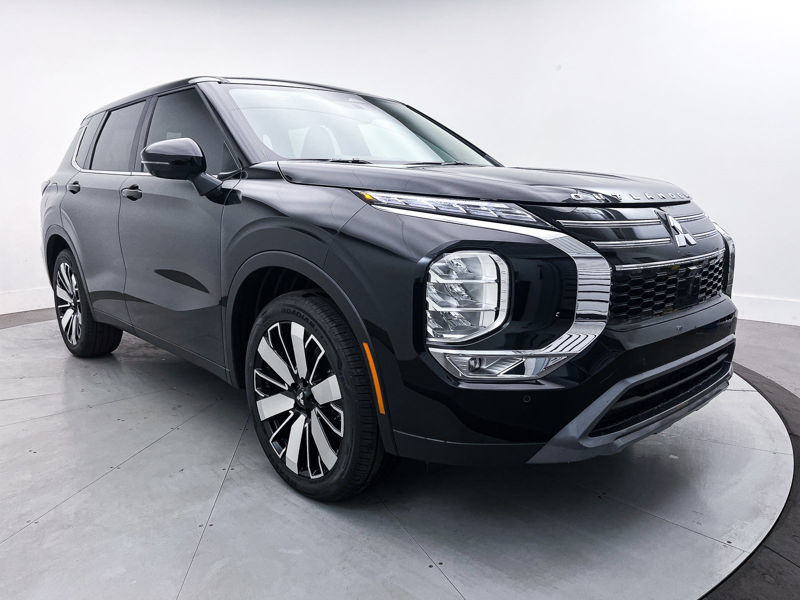 2025 Mitsubishi Outlander SE's photo