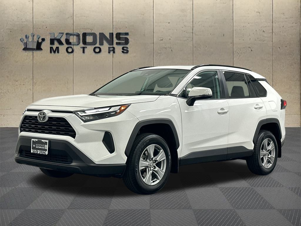 2024 Toyota RAV4 XLE's photo