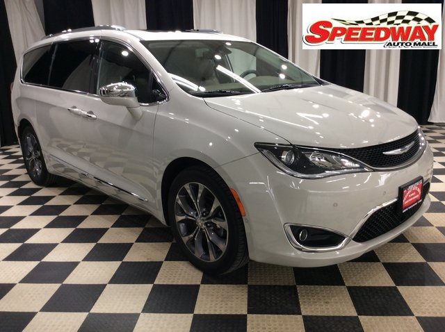 2017 Chrysler Pacifica Limited's photo