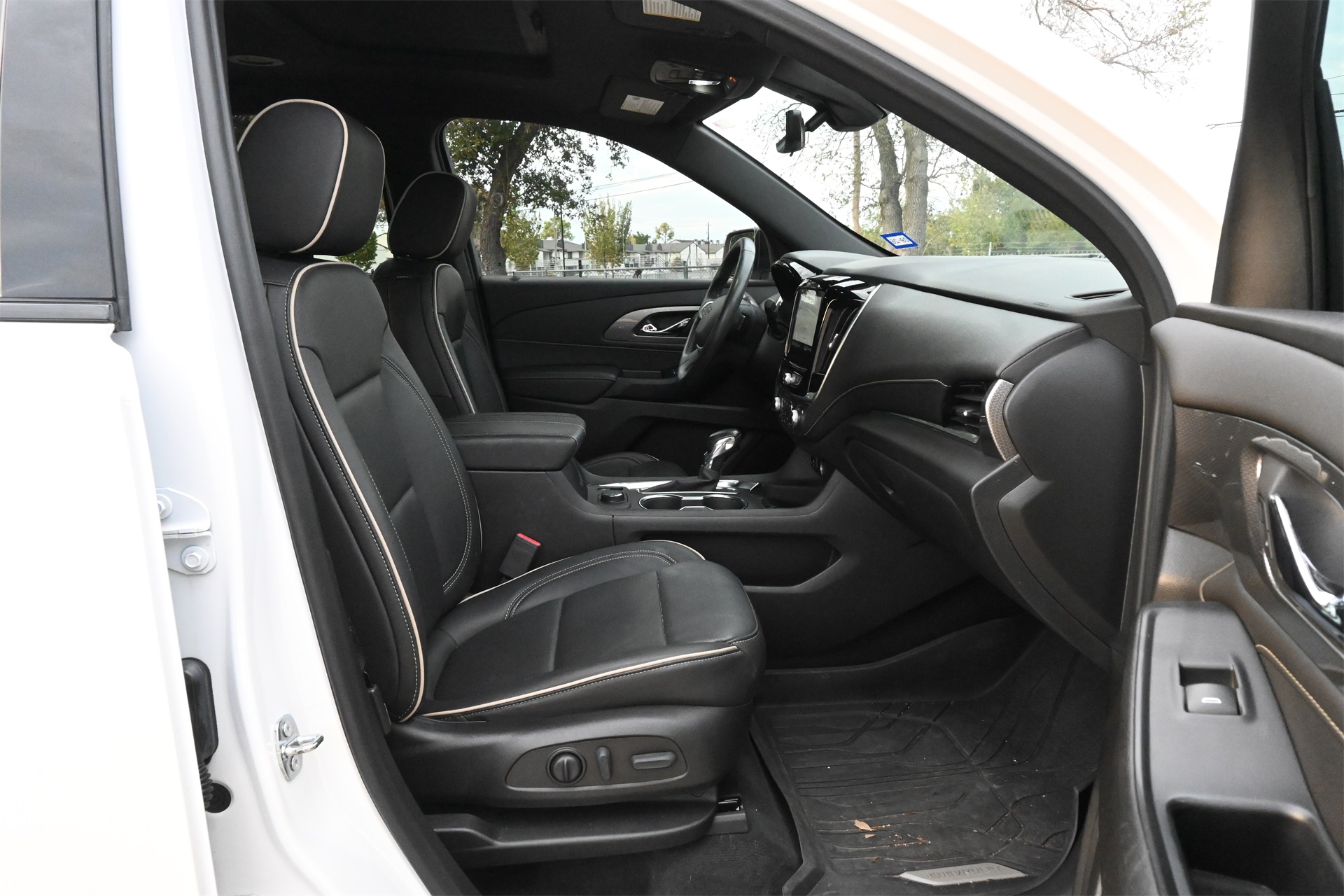 2022 Chevrolet Traverse Premier White at Bayshore Chrysler Jeep Dodge Ram