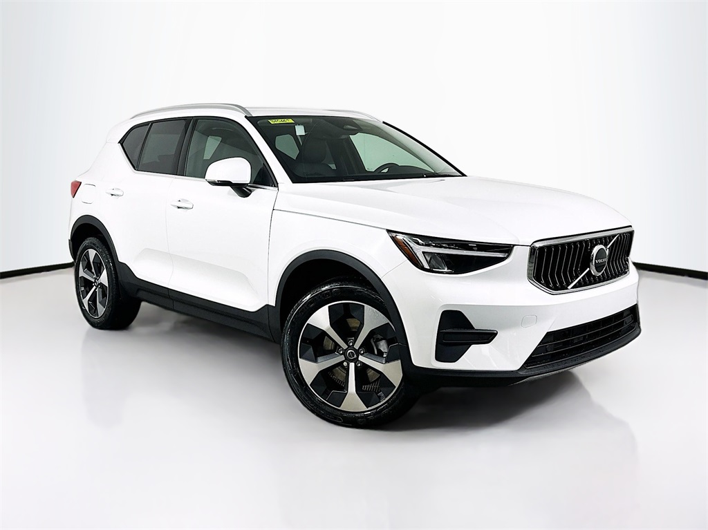 2025 Volvo XC40 B5 Core