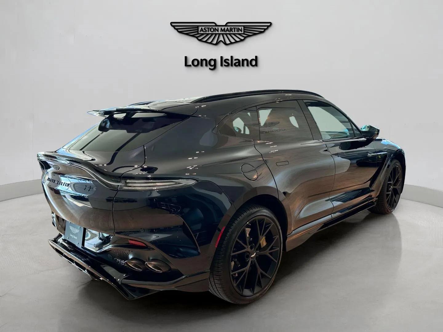 2025 Aston Martin DBX photo 4