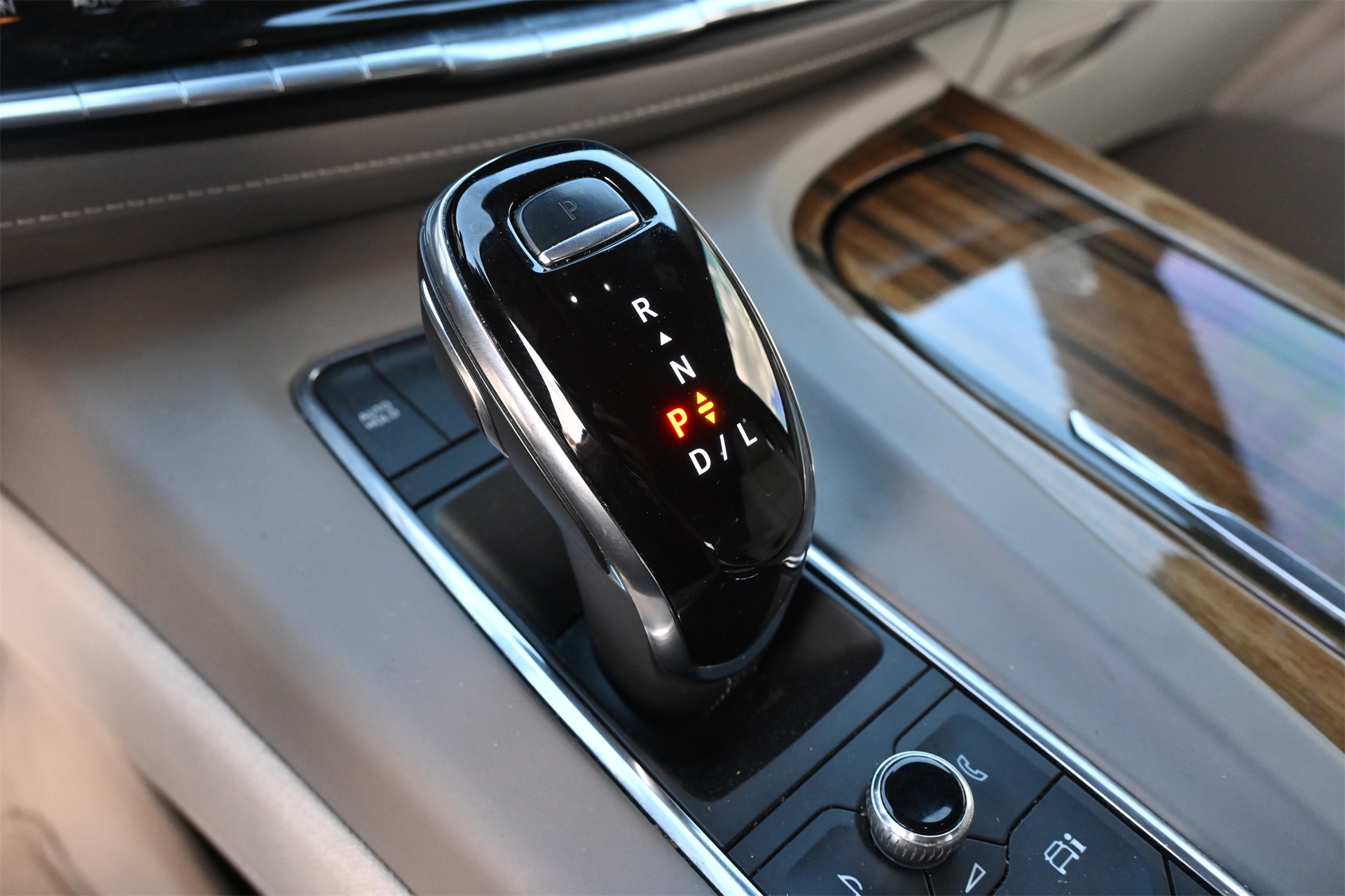 2021 Cadillac Escalade Premium Luxury Platinum White at Autostrade