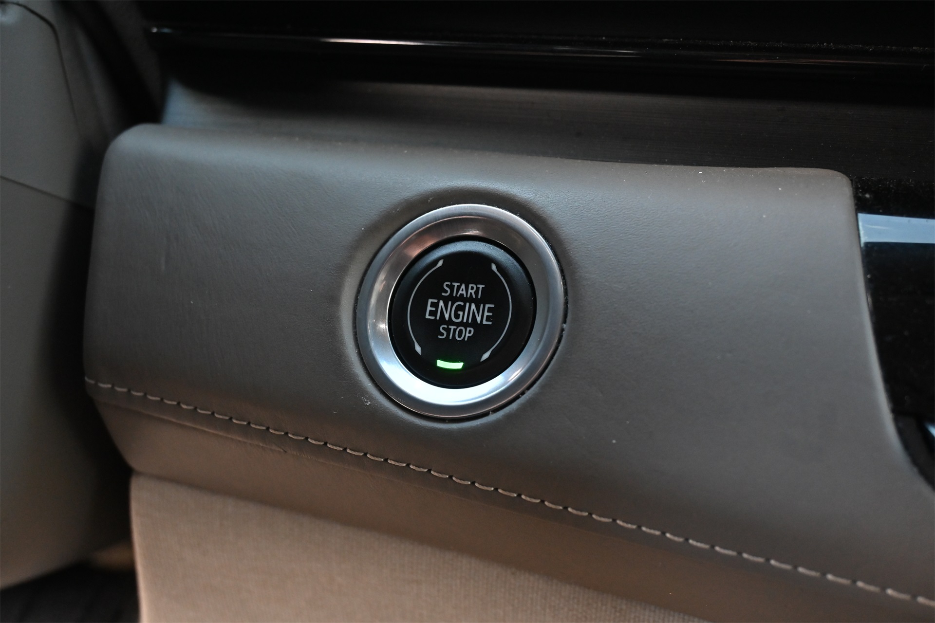 2021 Cadillac Escalade Premium Luxury Platinum White at Autostrade