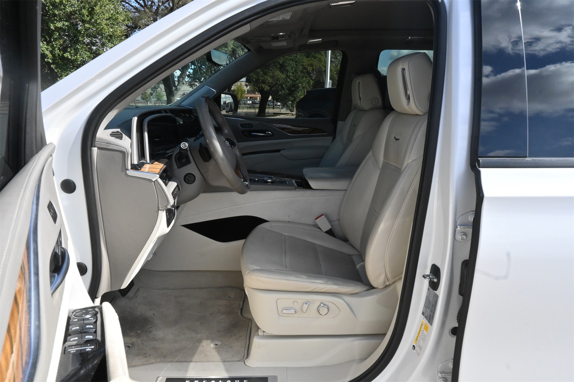 2021 Cadillac Escalade Premium Luxury Platinum White at Autostrade