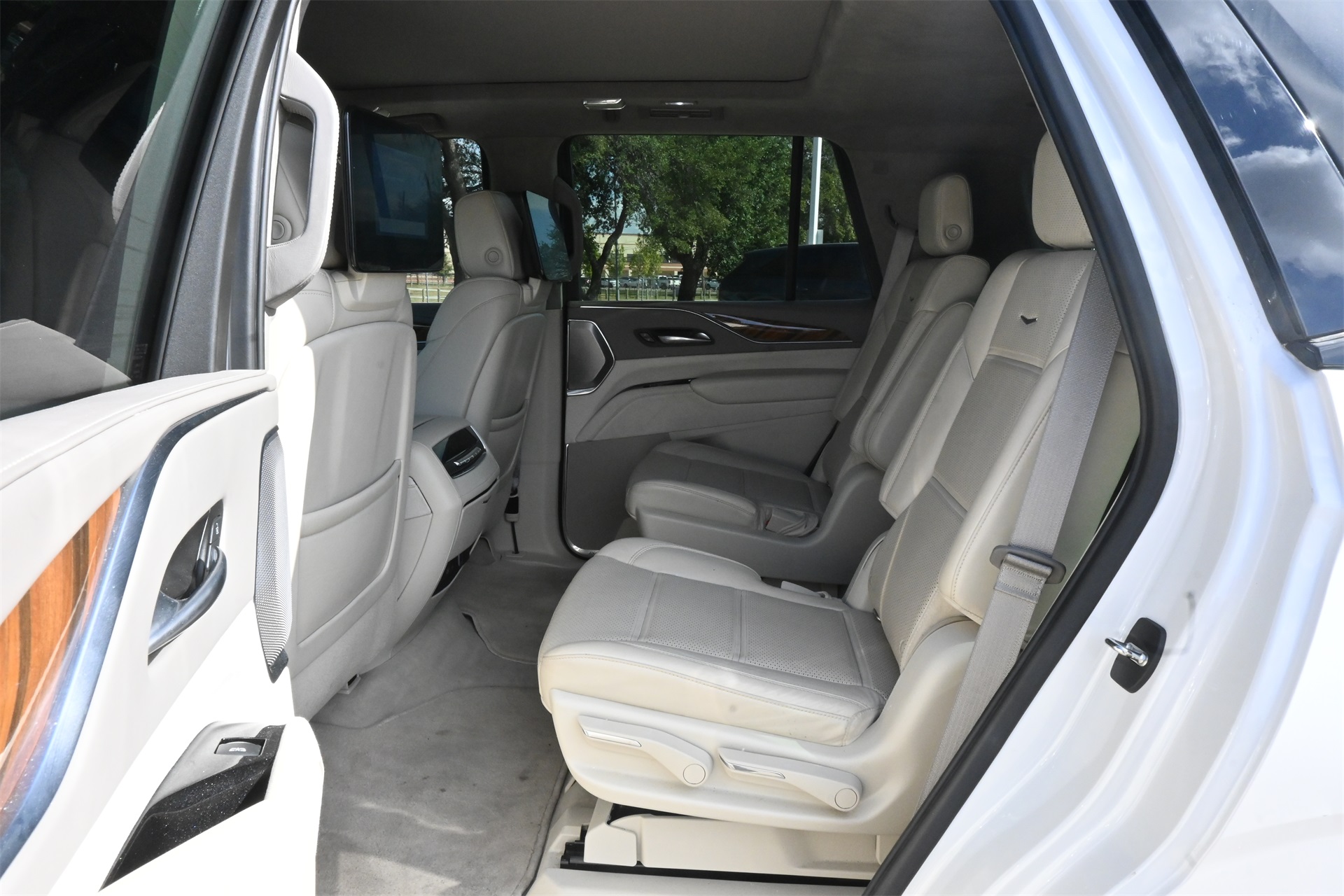 2021 Cadillac Escalade Premium Luxury Platinum White at Autostrade