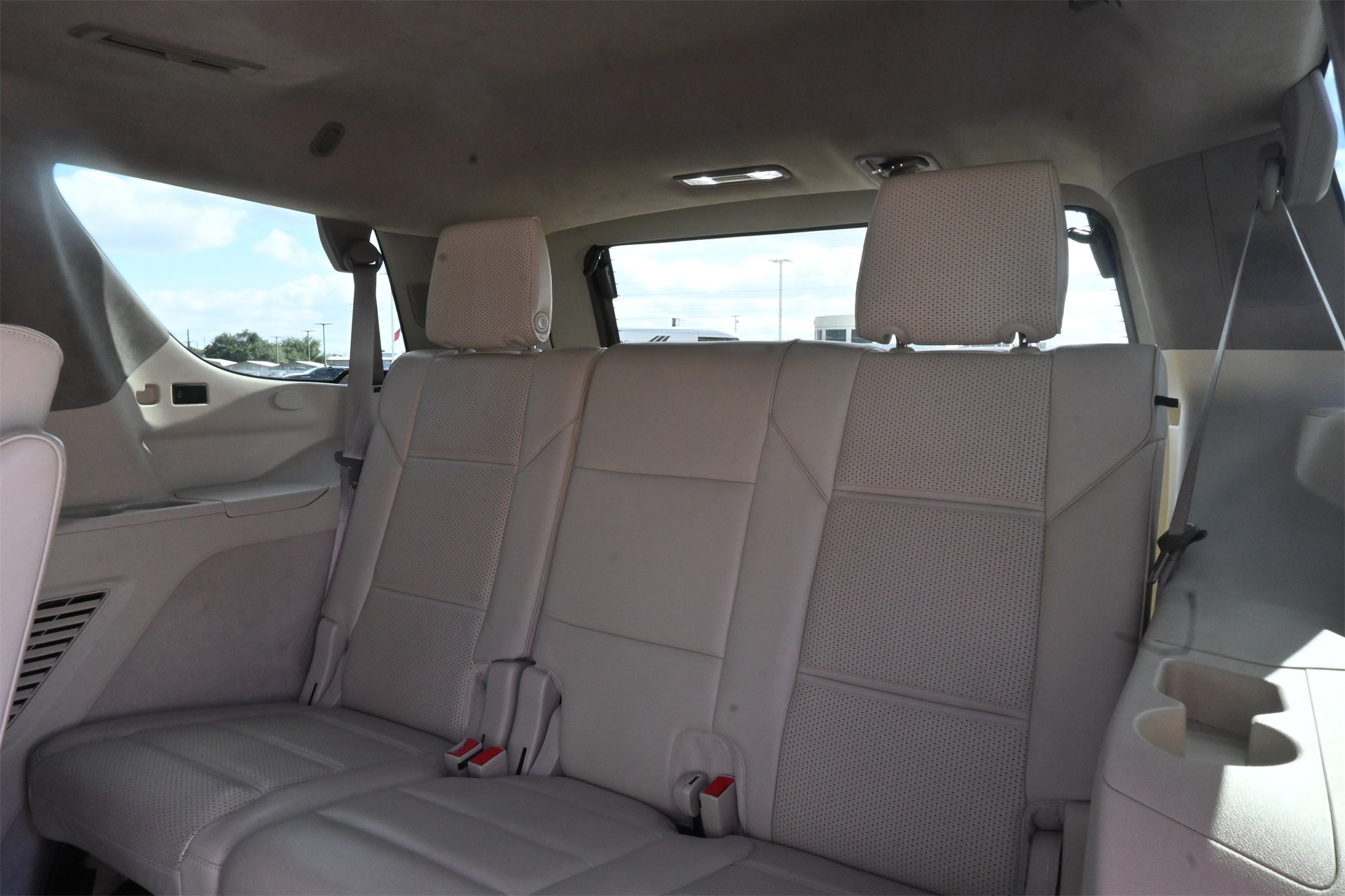 2021 Cadillac Escalade Premium Luxury Platinum White at Autostrade