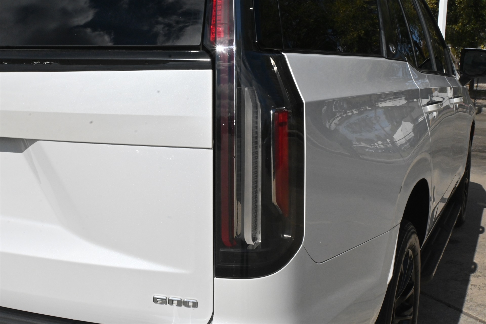 2021 Cadillac Escalade Premium Luxury Platinum White at Autostrade