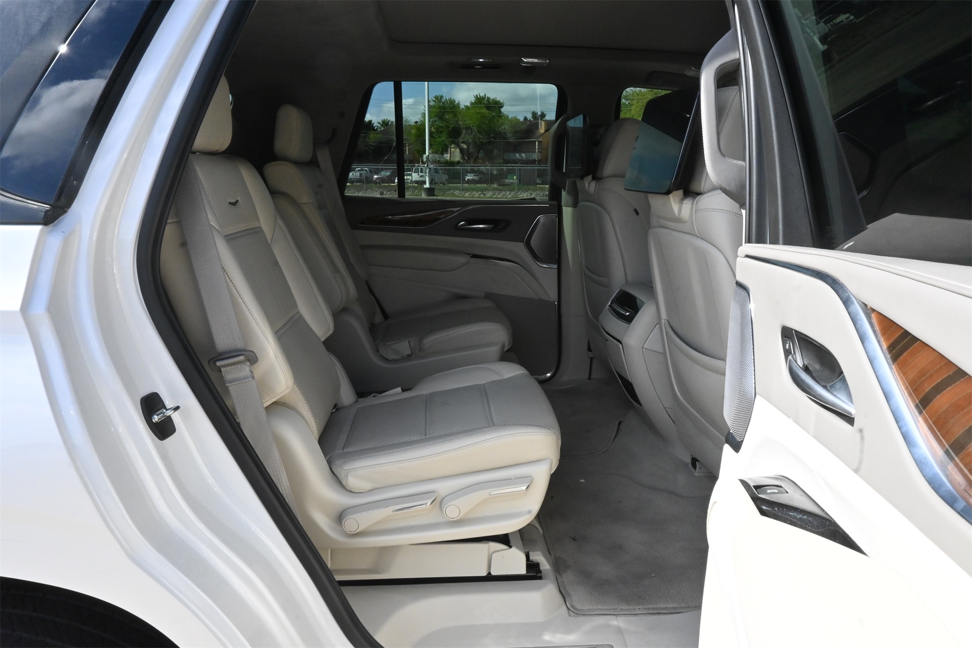 2021 Cadillac Escalade Premium Luxury Platinum White at Autostrade