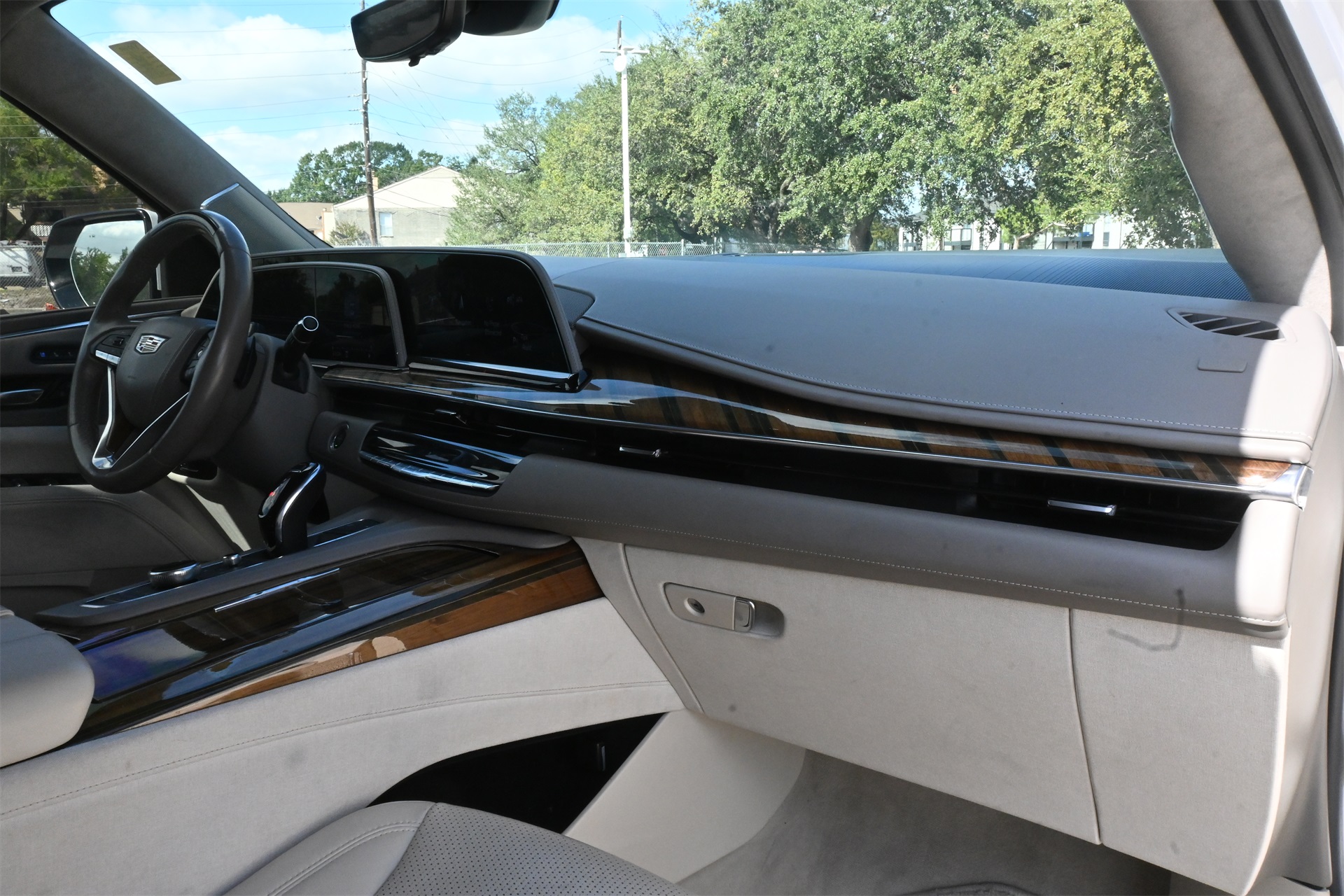 2021 Cadillac Escalade Premium Luxury Platinum White at Autostrade