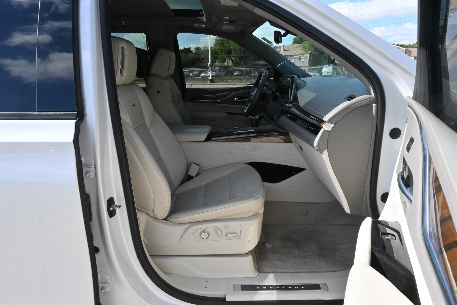 2021 Cadillac Escalade Premium Luxury Platinum White at Autostrade
