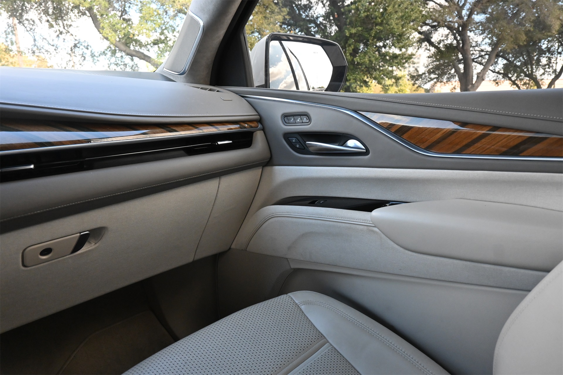 2021 Cadillac Escalade Premium Luxury Platinum White at Autostrade