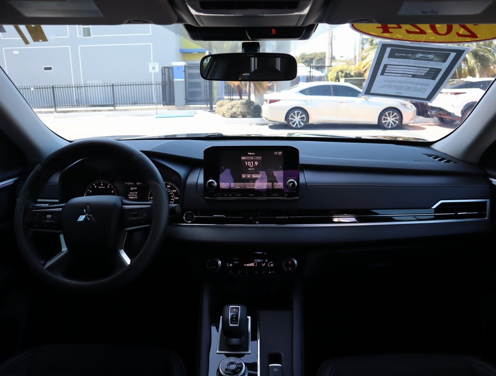 Thumbnail: 2024 Mitsubishi Outlander - 30