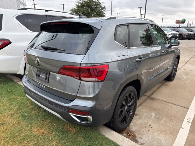 2024 Volkswagen Taos SE photo 2