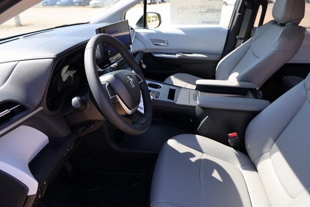2025 Toyota Sienna XLE - 9