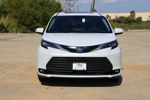 2025 Toyota Sienna XLE - 1