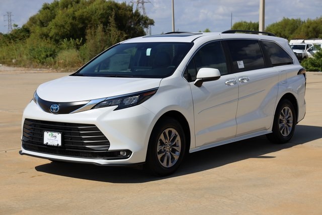 2025 Toyota Sienna XLE - 2