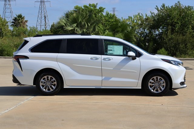 2025 Toyota Sienna XLE - 3