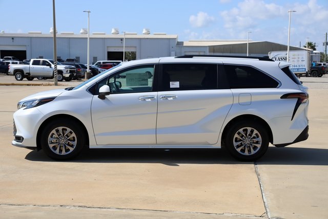 2025 Toyota Sienna XLE - 4
