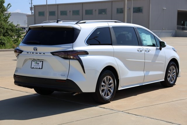 2025 Toyota Sienna XLE - 7