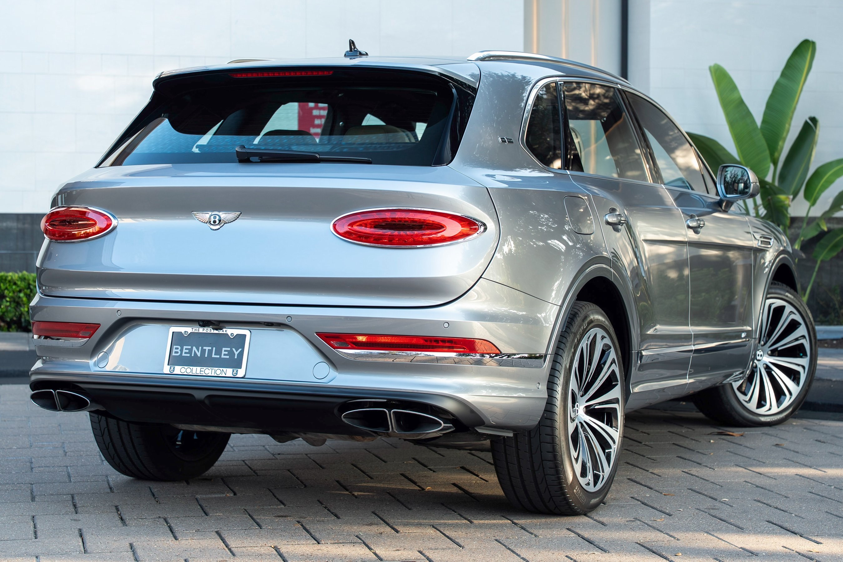 2022 Bentley Bentayga V8 photo 4