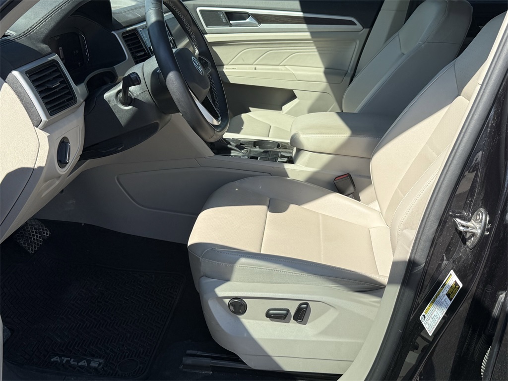 2022 Volkswagen Atlas 2.0T SE w/Technology Black at Victoria Chrysler Dodge Jeep Ram