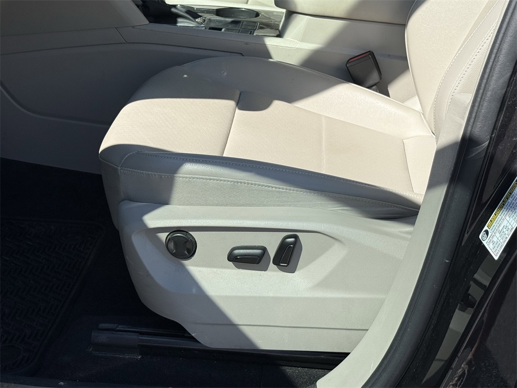 2022 Volkswagen Atlas 2.0T SE w/Technology Black at Victoria Chrysler Dodge Jeep Ram