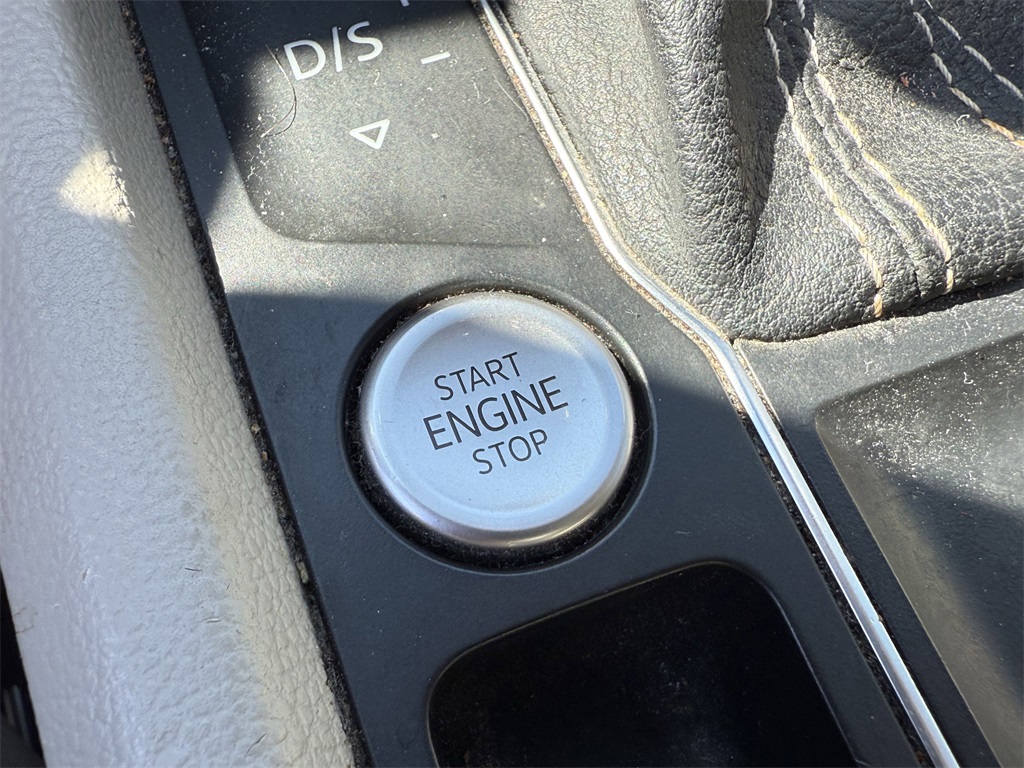 2022 Volkswagen Atlas 2.0T SE w/Technology Black at Victoria Chrysler Dodge Jeep Ram