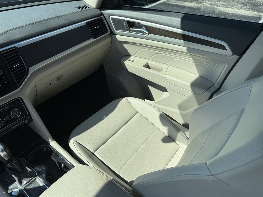 2022 Volkswagen Atlas 2.0T SE w/Technology Black at Victoria Chrysler Dodge Jeep Ram