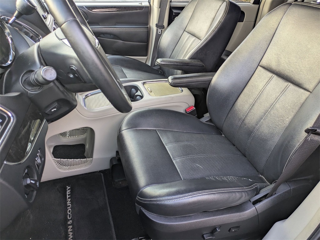 Used 2013 Chrysler Town & Country For Sale in Findlay, OH