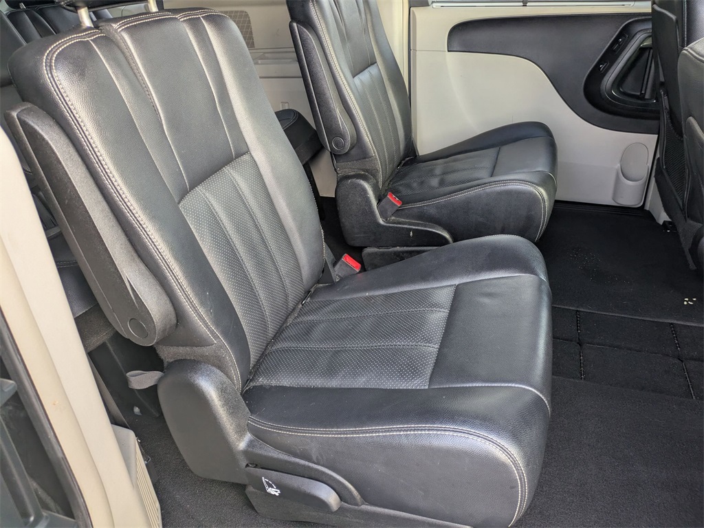 Used 2013 Chrysler Town & Country For Sale in Findlay, OH