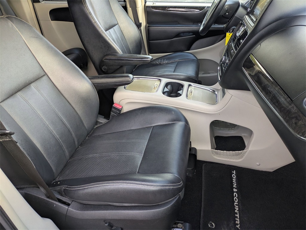 Used 2013 Chrysler Town & Country For Sale in Findlay, OH