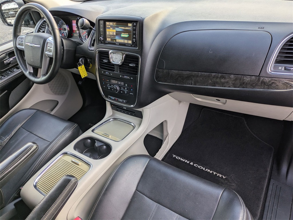 Used 2013 Chrysler Town & Country For Sale in Findlay, OH