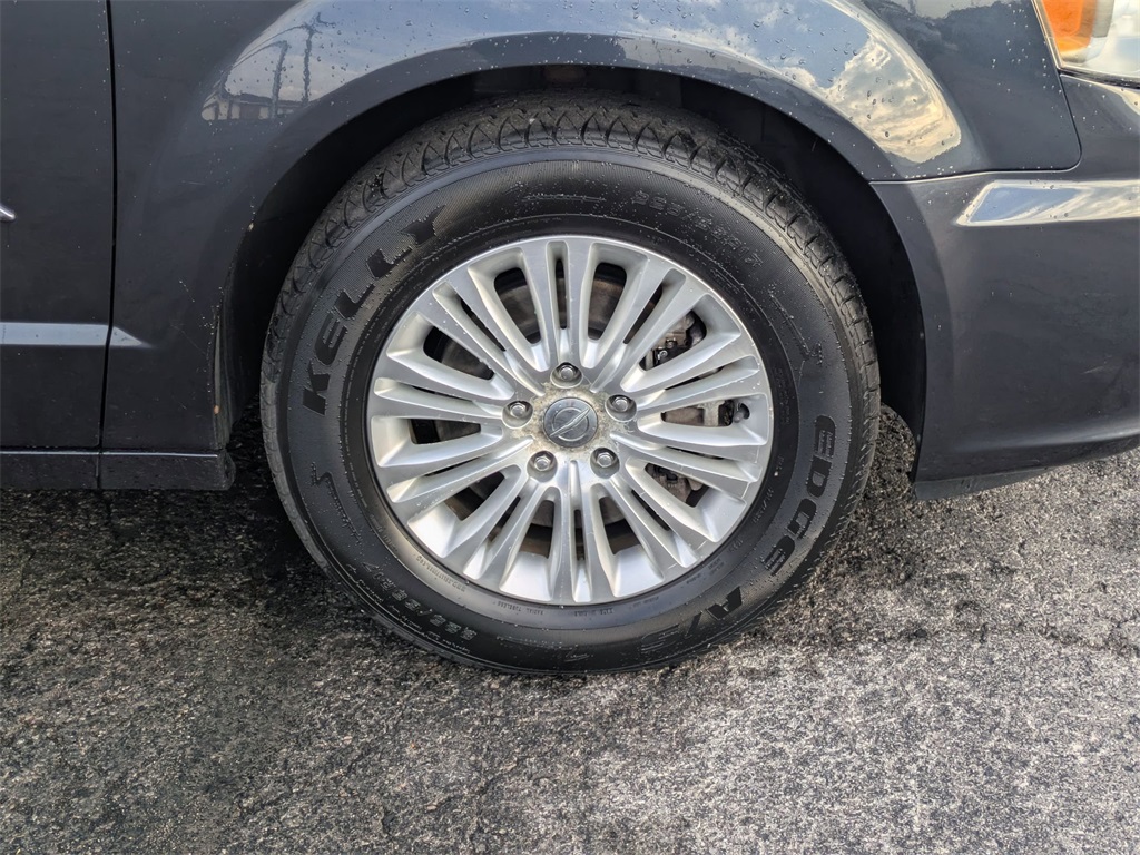 Used 2013 Chrysler Town & Country For Sale in Findlay, OH