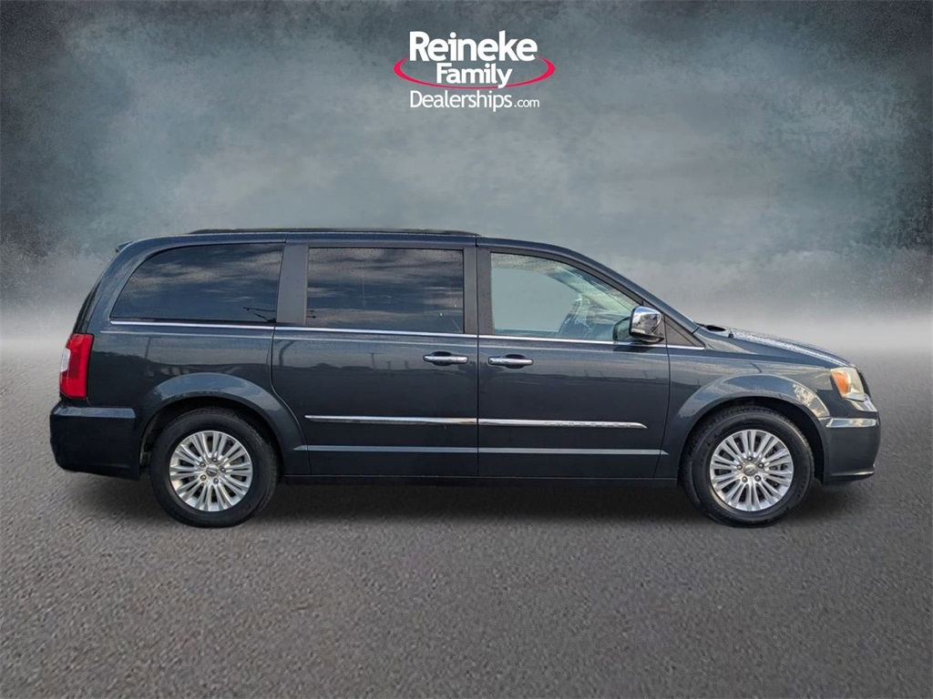 Used 2013 Chrysler Town & Country For Sale in Findlay, OH