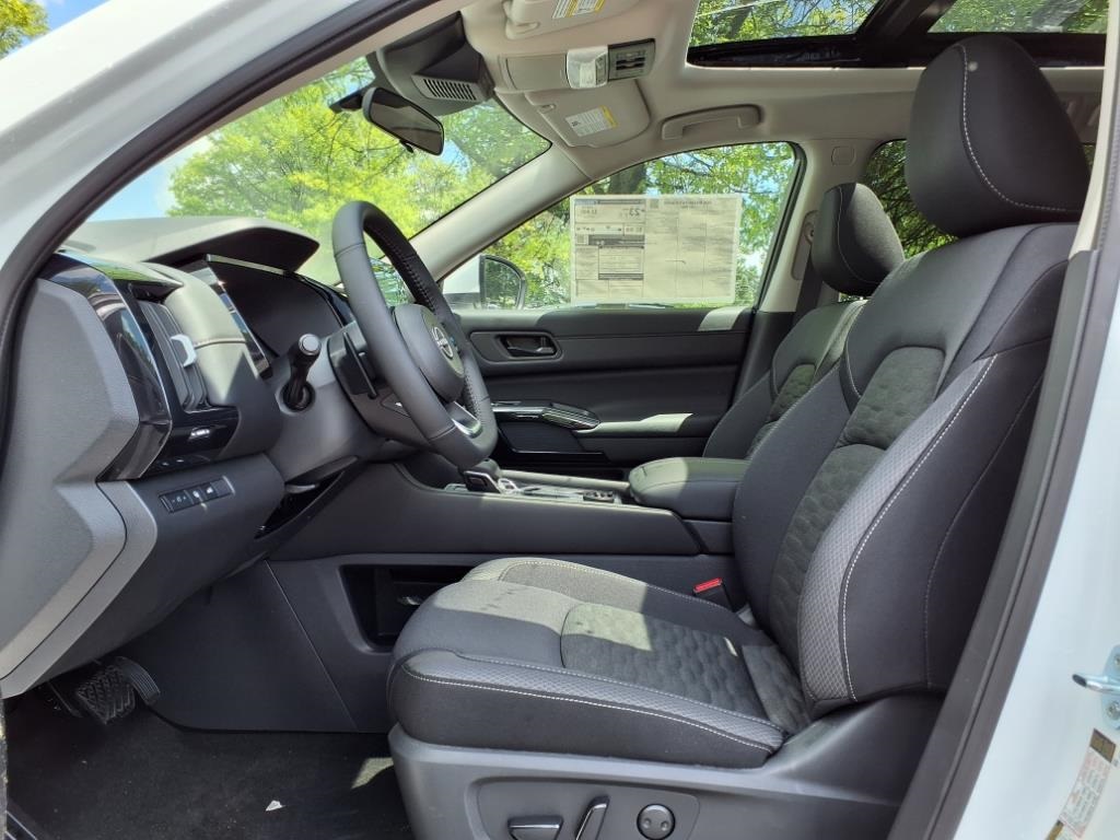 2025 Nissan Pathfinder SV photo 2