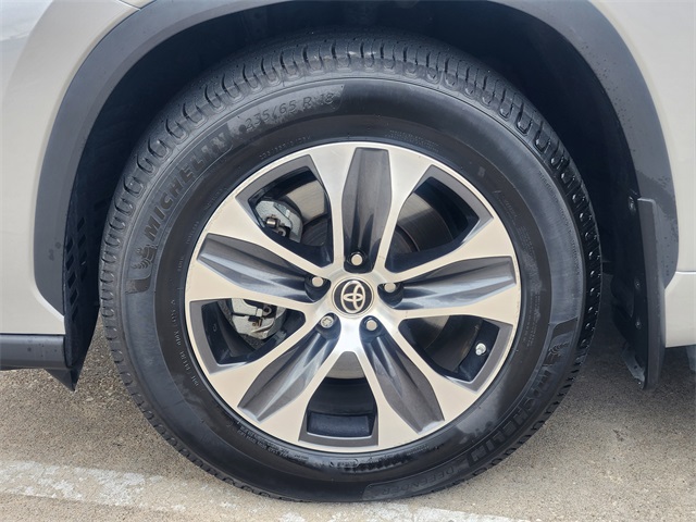 2022 Toyota Highlander XLE Silver at Don McGill Toyota