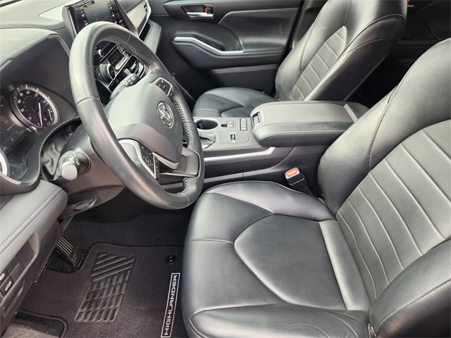 2022 Toyota Highlander XLE Silver at Don McGill Toyota