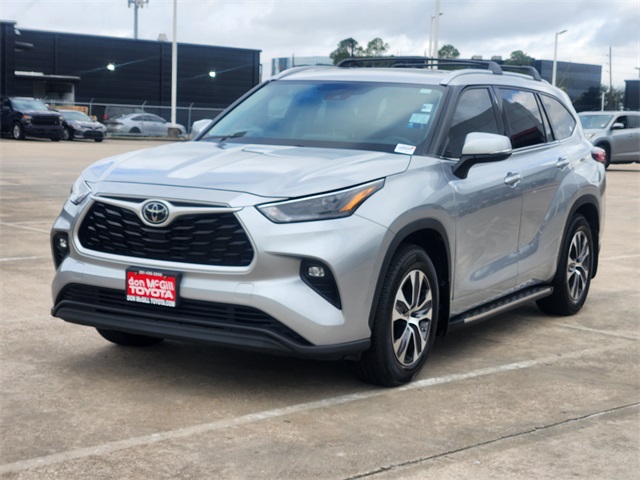 2022 Toyota Highlander XLE Silver at Don McGill Toyota
