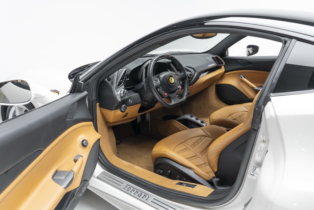 2016 Ferrari 488 GTB - Thumbnail 2