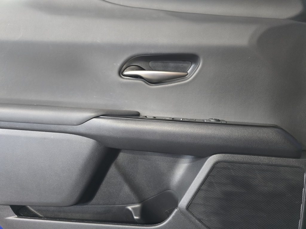 Thumbnail: 2023 Lexus UX - 12