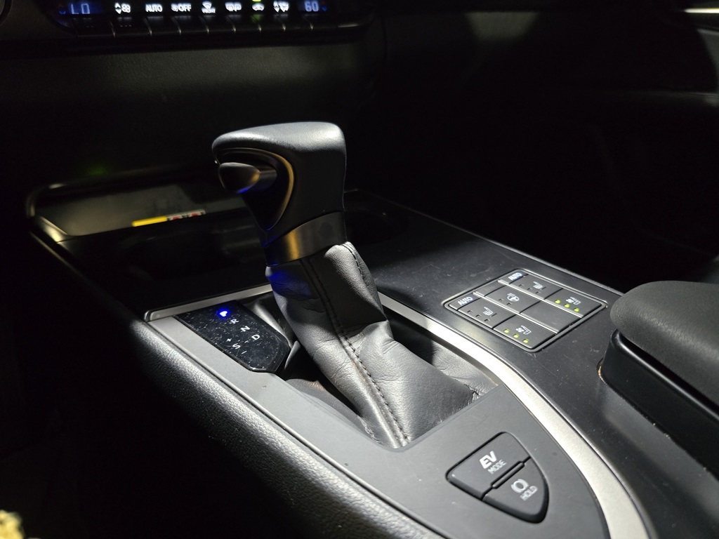 Thumbnail: 2023 Lexus UX - 24