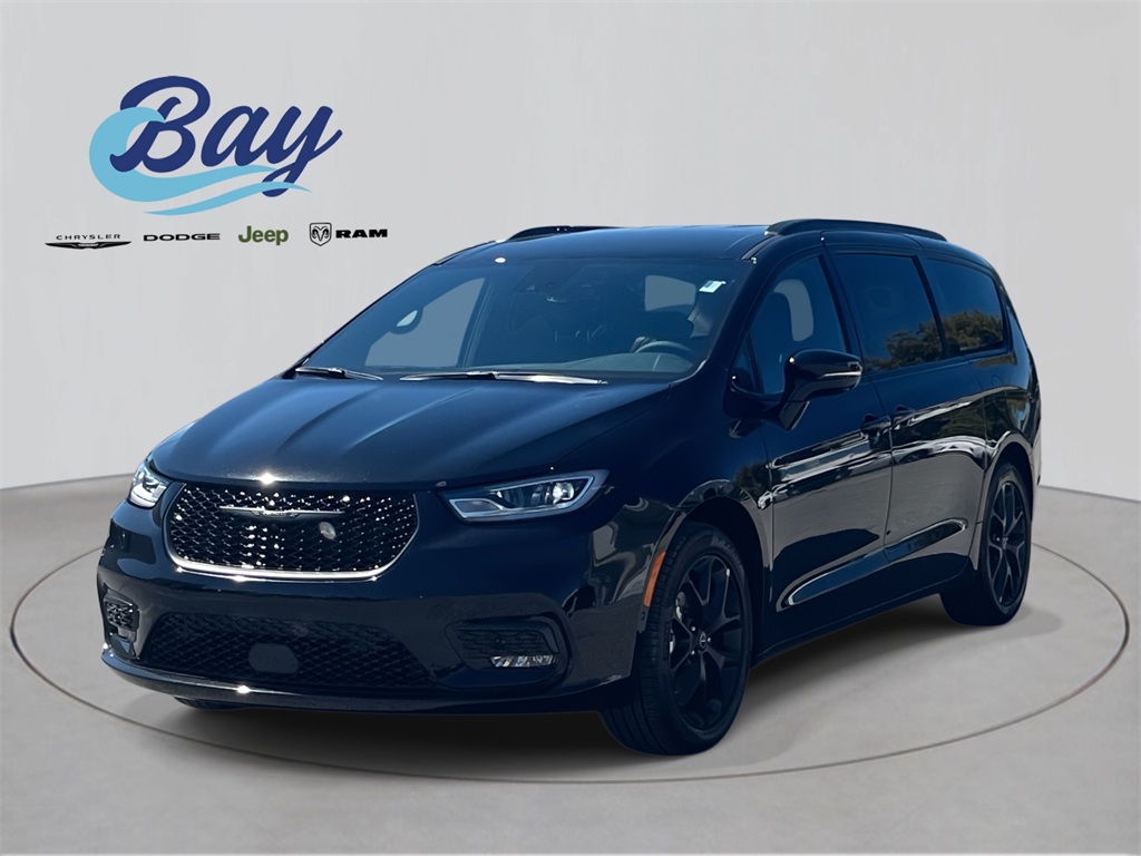 2026 Chrysler Pacifica Select's photo